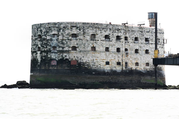 une photo du fort boyard au large de la côte français - fort boyard photos et images de collection