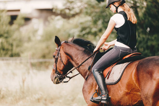 Foto van jong meisje rijdt haar paard​​​ foto
