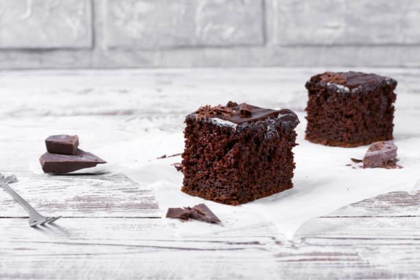 piece of chocolate cake topped with ganache - bolos de chocolate imagens e fotografias de stock