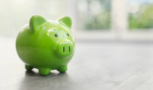 piggy bank op home floor vastgoed investment concept - sparen stockfoto's en -beelden