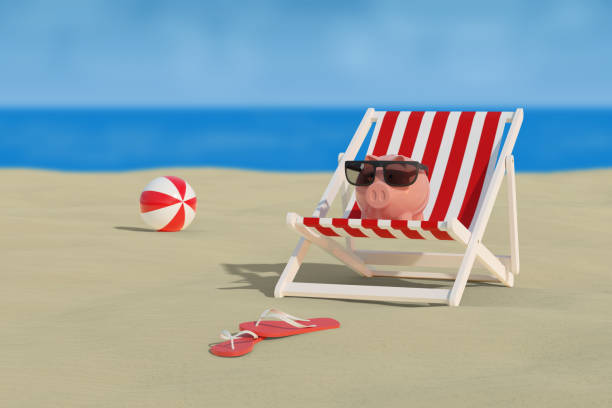 alcancía con gafas de sol en una tumbona en la playa con el mar al fondo. enfoque selectivo. ilustración 3d. - piggy bank fotografías e imágenes de stock