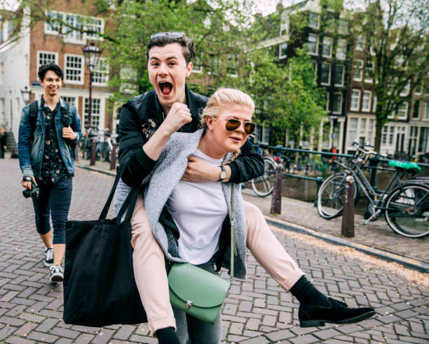 meeliften in amsterdam - piggyback funny stockfoto's en -beelden