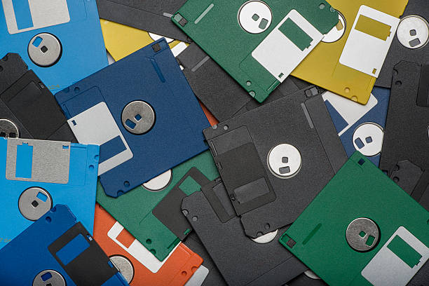 haufen von farbdisketten - datenspeicher diskette stock-fotos und bilder
