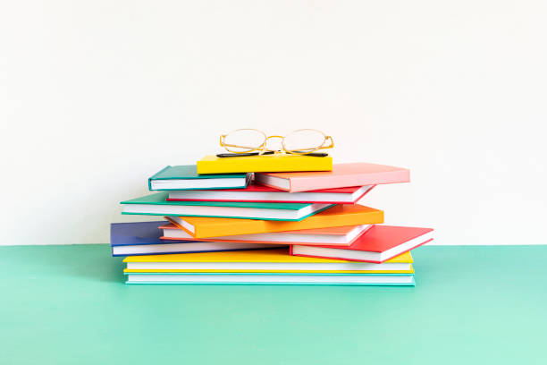 stapel van kleurrijke boeken en notitieboekjes. onderwijs, studie, leren, onderwijs idee - book tower stockfoto's en -beelden