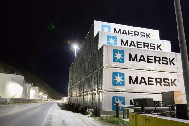 stapel van verzending containers buitenshuis in de nacht in unilaska, alaska. - ramos stockfoto's en -beelden