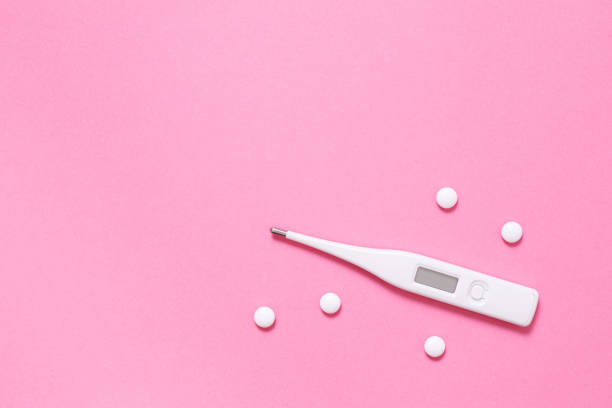 pilules et thermomètres, contraceptifs pour femmes. - pilule du lendemain photos et images de collection