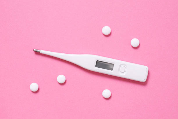 pilules et thermomètres, contraceptifs pour femmes. - pilule du lendemain photos et images de collection