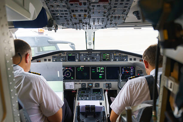 piloten im flugzeug cockpit - etihad airways stock-fotos und bilder