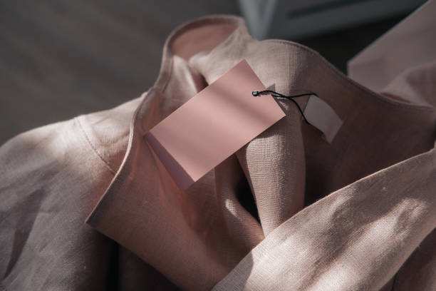 rosa leinen kleid mit tag marke mock-up - sustainability fashion stock-fotos und bilder