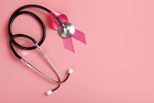 분홍색 리본과 청진기. 유방암 인식 개념 - breast cancer 뉴스 사진 이미지