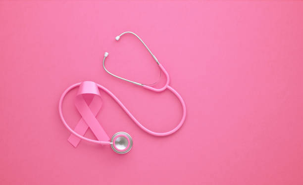 粉紅色聽診器和粉紅色乳腺癌意識絲帶在粉紅色背景。 - 聽診器 插圖 個照片及圖片檔