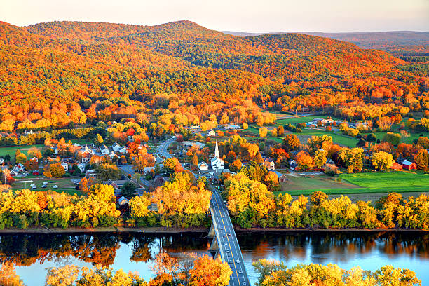 Pioneer Valley in Autumn Connecticut River winding through the Poineer valley region of Massachusetts. Photo taken from a scenic viewpoint on Sugurloaf Mountain in Sunderland  at dusk. The Pioneer Valley is known for its scenery and as a vacation destination and its beautiful fall foliage ranks with the best in New England  new england states stock pictures, royalty-free photos & images