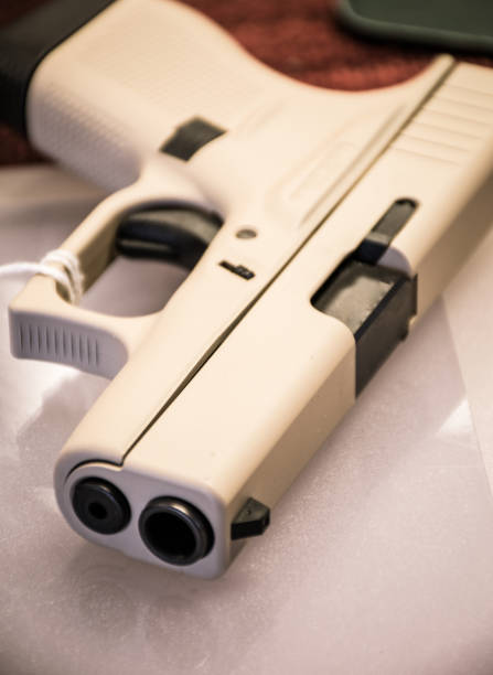 pistola puesta en mostrador en una tienda de armas en texas después de otro tiro de escuela - texas school shooting fotografías e imágenes de stock