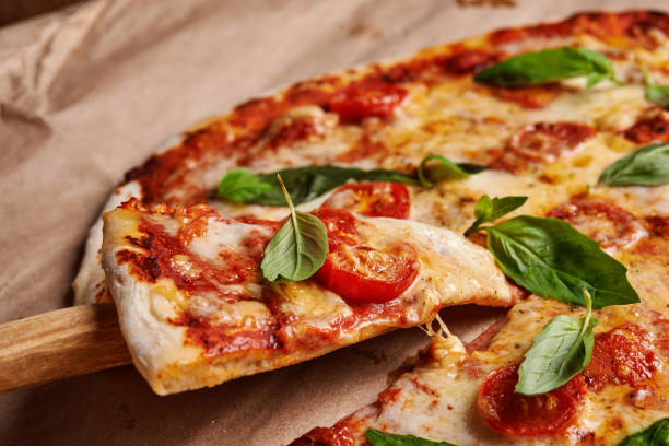 pizza margarita - pizza foto e immagini stock