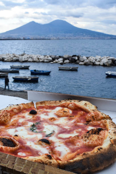 sea in naples yakınlarında pizza - napoli stok fotoğraflar ve resimler
