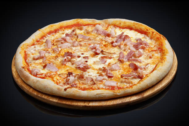 pizza au bacon, fromage mozzarella, fromage parmesan, origan - champignon et en studio et fond noir photos et images de collection