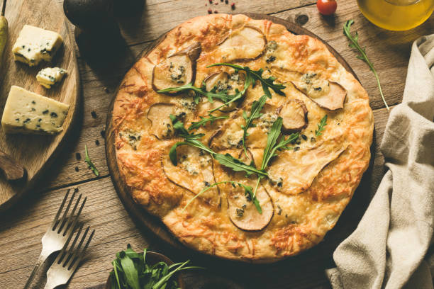 pizza với phô mai xanh, arugula và lê - hawaiian pizza hình ảnh sẵn có, bức ảnh & hình ảnh trả phí bản quyền một lần