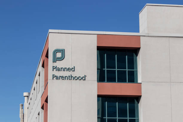 ubicación de planned parenthood. planned parenthood proporciona servicios de salud reproductiva en los estados unidos. - abortion clinic fotografías e imágenes de stock