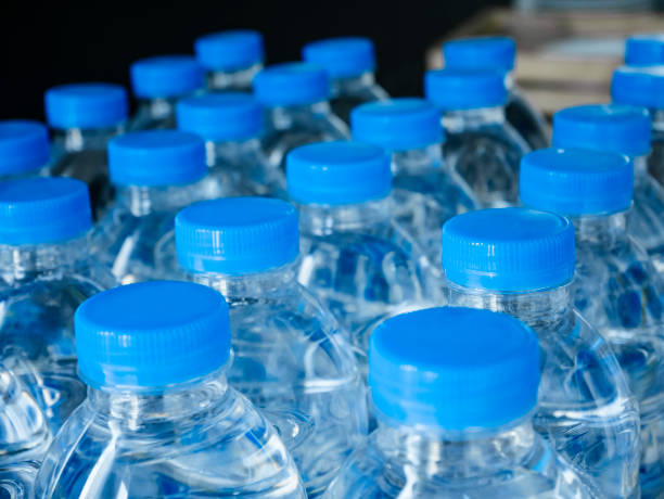 プラスチック製の水ボトル キャップ飲料製品 - ペットボトル ストックフォトと画像