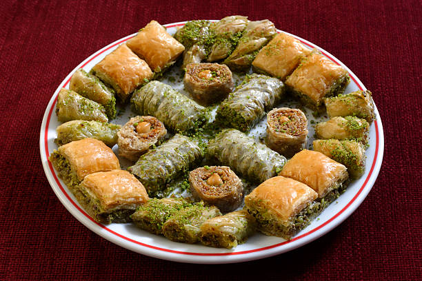 piatto di misto di baklava - kokcu foto e immagini stock