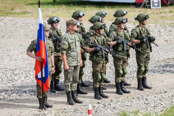 un pelotón de soldados del ejército ruso con la bandera de la federación rusa vestido con un uniforme guerrero - peloton fotografías e imágenes de stock