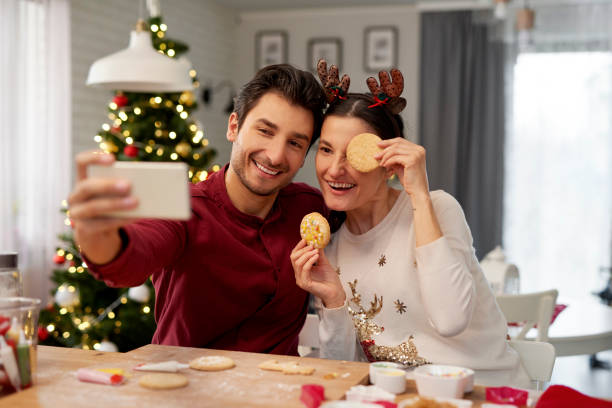 lekfullt par som gör en selfie vid jul - fotografi bild bildbanksfoton och bilder
