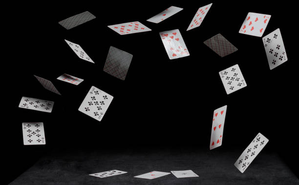 speelkaarten vallen op een zwarte tafel - aas kaarten stockfoto's en -beelden