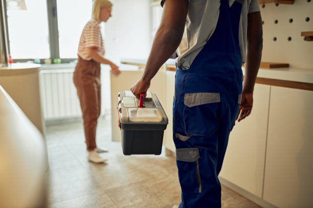 Plumber came to customer’s home to fix the problem Black plumber in overalls with toolbox in hand came to customer’s home to solve problem african american plumber stock pictures, royalty-free photos & images