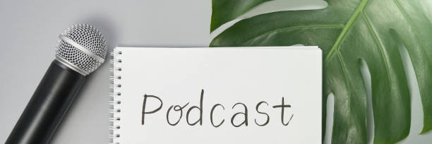 concept de podcast. carnet blanc avec feuille blanche. microphone et feuille de monstera - telecharger image gratuit photos et images de collection