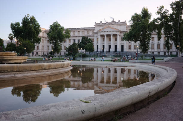poder judicial de cordoba - city courthouse building reflected in round fountain opposite it - argentina palacio do govern imagens e fotografias de stock