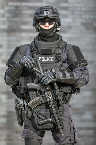 swat polisman mot tegelvägg - sas bildbanksfoton och bilder