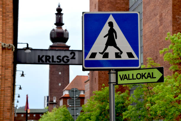 vallokal skylt på svenska som visar riktningen till närmaste röstnings ställe i staden - val sverige bildbanksfoton och bilder