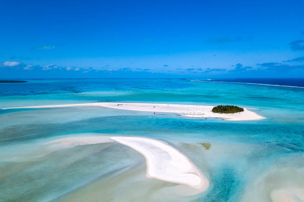 polinezya cook adası aitutaki lagün tropik cenneti havadan görünümü - cook islands stok fotoğraflar ve resimler