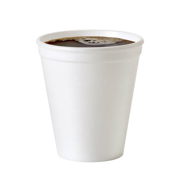 polystyrol kaffeetasse auf weißem hintergrund - kaffeeautomat stock-fotos und bilder
