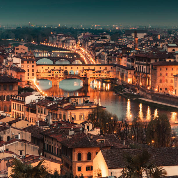 ponte vecchio at night ponte vecchio at night arno river stock pictures, royalty-free photos & images