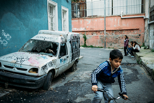 poor-neighbourhood-in-istanbul-beyoglu-district-picture-id513793828