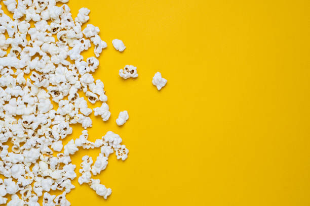popcorn sur un dos jaune - pop corn photos et images de collection