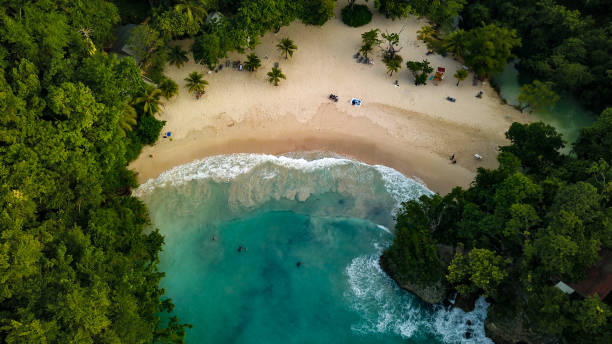 ポートアントニオジャマイカフランス人のコーブ空中映像 - ジャマイカ ストックフォトと画像