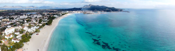 playa de port d'alcudia en mallorca - islas baleares - pbsm fotografías e imágenes de stock