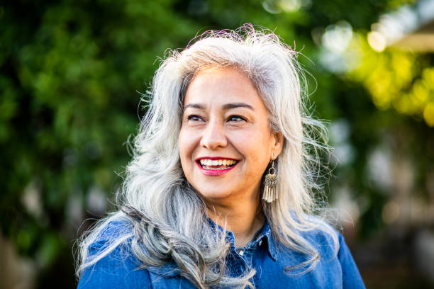 retrato de una bella mujer mexicana senior - cabello gris fotografías e imágenes de stock