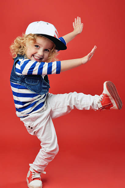 porträt von ein süßes kleines mädchen in modische kleidung - tanzende kinder stock-fotos und bilder