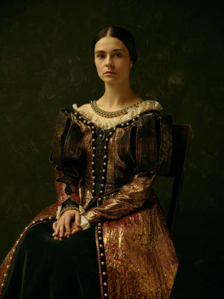portret van een meisje draagt een retro prinses of gravin jurk - koningschap stockfoto's en -beelden