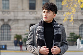 上海バンドの背景、冬のファッション、クールな若者のライフスタイルを見てカジュアルなスーツを着たハンサムな中国の若者の肖像画。