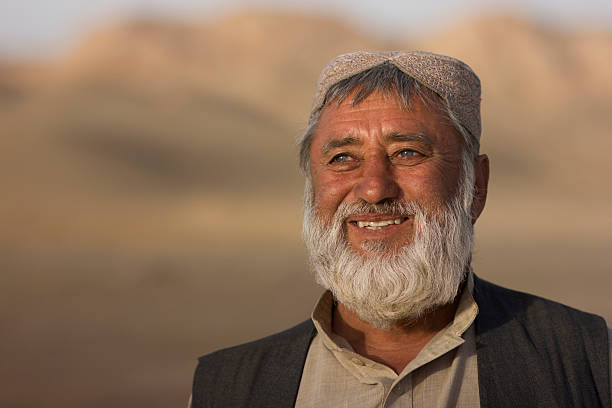 retrato de un feliz afgano - afghanistan fotografías e imágenes de stock