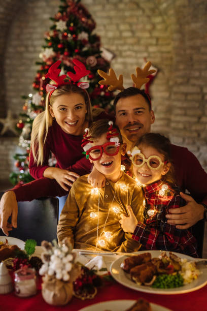 porträtt av en lycklig familj firar jul eller nyårsafton hemma - new years dinner table bildbanksfoton och bilder