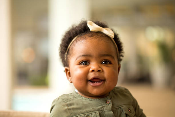 portret van een gelukkig meisje lachen en glimlachen. - afro amerikaanse etniciteit stockfoto's en -beelden
