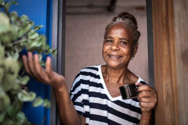 portrait of a mature woman drinking coffee at home - cafe brasil imagens e fotografias de stock