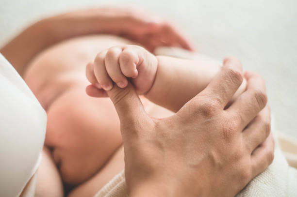 portret van een moeder en borstvoeding baby. concept borstvoeding - breastfeeding stockfoto's en -beelden