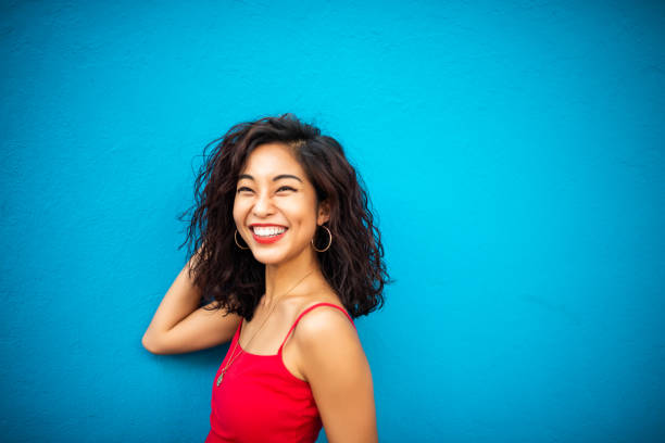retrato de una sonriente mujer asiática - rizado peinado fotografías e imágenes de stock