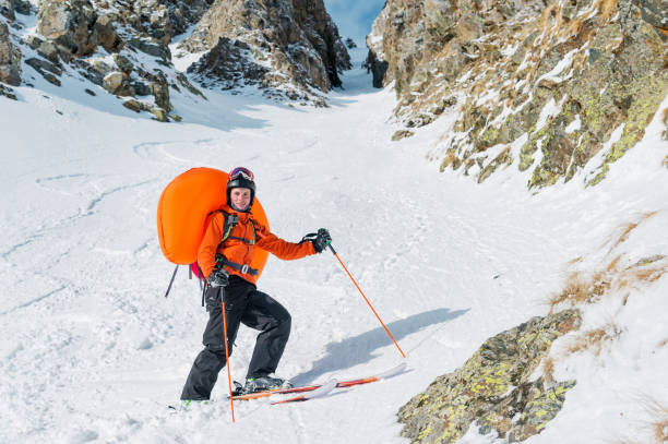 bir sırt çantası içinde bir açılan çığ dübel abs ile gülümseyen mutlu freeride backcountry kayakçı portresi - avalanche stok fotoğraflar ve resimler